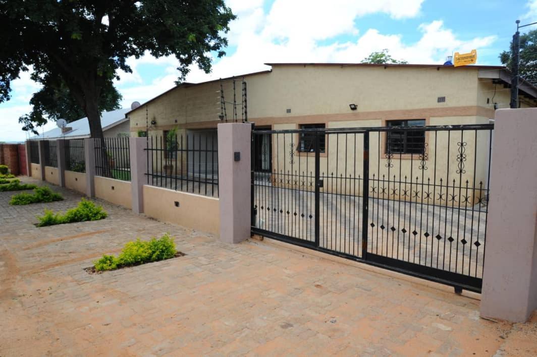 Pillacol Guest House Victoria Falls Ngoại thất bức ảnh